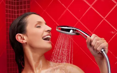 Psihologii îți recomandă să cânți la duș! Au loc niște schimbări hormonale