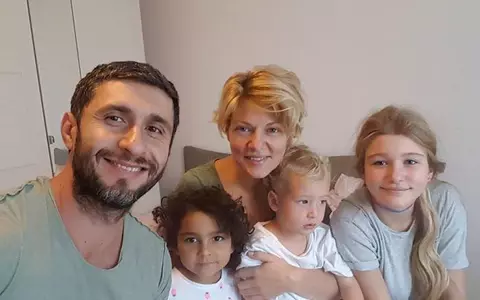 Ce familie frumoasă are Dana Nălbaru! Cântăreața are 3 copii cu Dragoș Bucur, însă fata cea mare arată de parcă i-ar fi soră!
