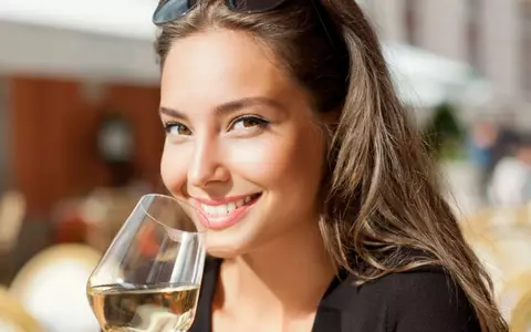 De ce consumul moderat de alcool te face să trăiești mai mult
