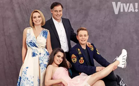 Andreea Esca și Alexandre Eram au reeditat prima copertă VIVA!, de acum 20 de ani! Vedeta a îmbrăcat aceeași rochie și atunci și acum și arată fabulos!