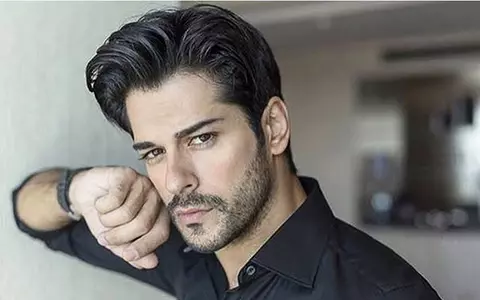 Burak Özçivit a sosit în România. Admiratoarele actorului s-au călcat în picioare pentru o poză cu el!