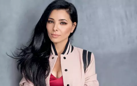 Cum arată sora Corinei Caragea. E frumoasă de pică, dar nu seamănă deloc cu știrista. Cele două au apărut împreună la o petrecere!