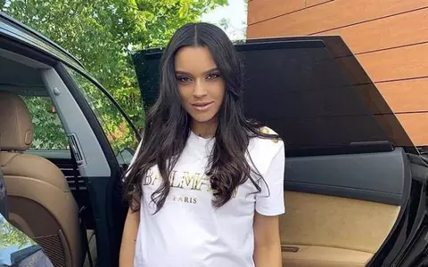 Karmen a pozat în costum de baie, cu burtica de gravidă la vedere! Naște peste două luni