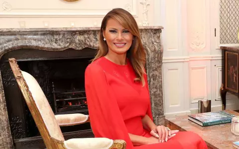 Melania Trump, roșie ca focul, să-i surâdă norocul! Soția lui Donald Trump a luat cina cu Prințul Charles într-o rochie de peste 7000 de euro!