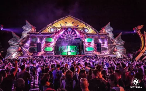 Cine este milionarul excentric care va pune muzică pe mainstage la Neversea?