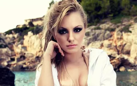 Alexandra Stan, liberă la mare! Proaspăt burlăciţă, cântăreaţa a fost surprinsă la plajă fără sutien