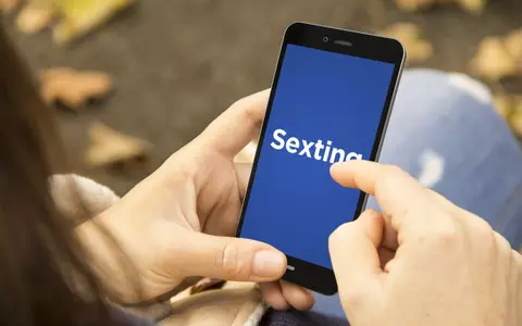 Sexting! 3 motive să dai mesaje cu conotații sexuale