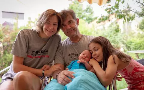 Ce mare şi frumos este băieţelul Roxanei Ciuhulescu! Micuţul Cezar Ioan are ochii albaștri și va împlini un an pe 12 iulie