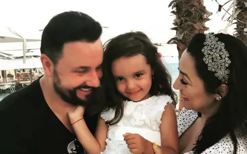 Andra și familia se relaxează în vacanță. Cântăreața a apărut în costum de baie la piscină