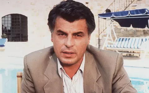 Nu o să-l mai recunoști pe Corrado Cattani, din ”Caracatița”. Actorul Michele Placido e un bătrânel de 73 de ani, cu o soție superbă de 35!