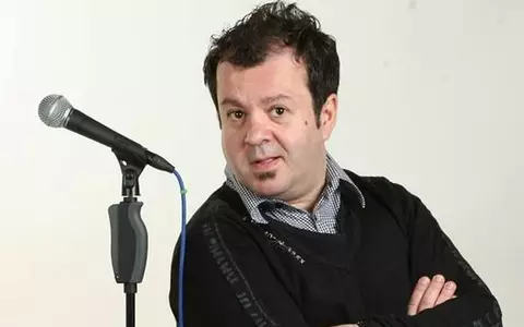 Îți mai amintești de Costel din serialul "La bloc"? Actorul Dragoș Moștenescu s-a mutat definitiv din România! Uite ce face acum