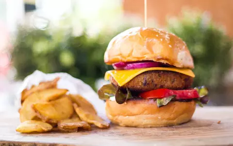 Tu alegi the Best Meatless Burger in Town!