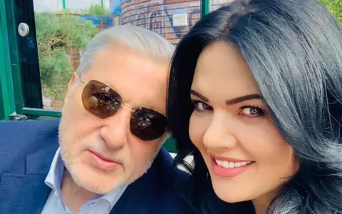 Cum arată soția lui Ilie Năstase în costum de baie. La 43 de ani, Ioana Simion a întors toate privirile la plajă