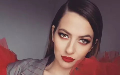 Tatăl Lidiei Buble a împlinit 70 de ani. Artista i-a făcut cadou un tort în formă de biblie!