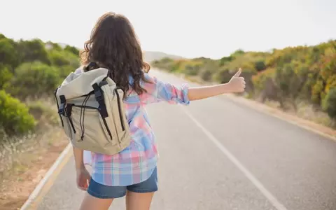 Faci autostopul? Iată 10 reguli de care trebuie să ţii cont pentru a fi în siguranţă când te urci în maşina unui strain