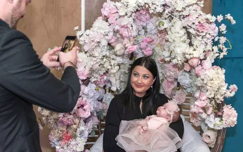 Gabriela Cristea se pregătește pentru botezul lui Iris. Decorul pentru petrecere arată ca o bomboană fondantă!
