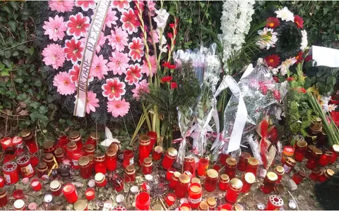 Scrisoare emoționantă pentru Alexandra, în fața casei criminalului din Caracal: „Iartă-ne, copilă, că noi nu am luptat cu aceeași putere ca și a ta”
