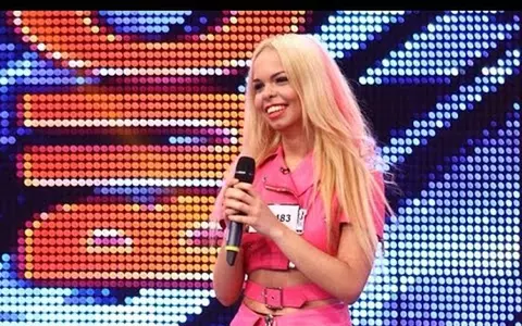 O mai ţineţi minte pe „Barbie de România”, blonda care a leşinat pe scena X FACTOR, acum 4 ani? Şi-a pus silicoane şi este complet schimbată!