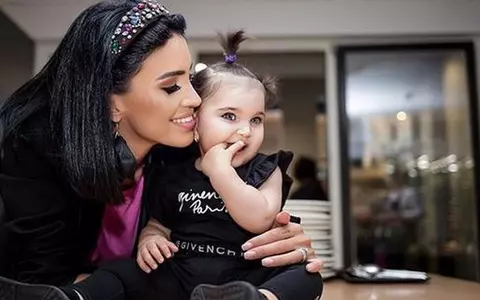 Baby Zeny a făcut un an! Adelina Pestrițu i-a rupt turta fetiței. Obiectul ales de micuță de pe tavă a stârnit hohote de râs!
