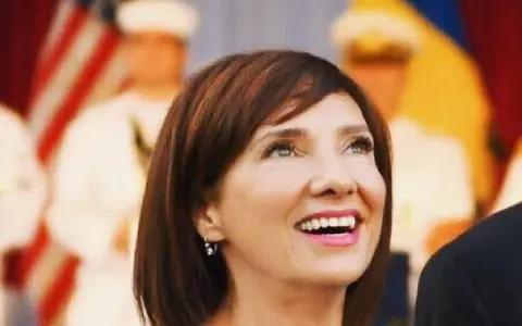 Cum s-a îmbrăcat Carmen Iohannis de Ziua Marinei, la Constanța. Prima Doamnă a avut o apariție spectaculoasă