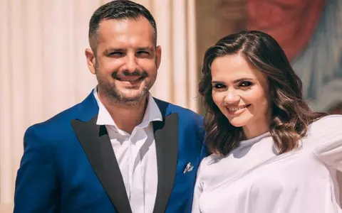 Cum și-au făcut apariția nașii Cristina Șișcanu și Mădălin Ionescu la nunta Gabrielei Cristea cu Tavi Clonda. Nașa, roz din cap până-n picioare!