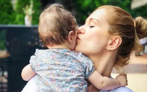 Prima fotografie în care i se vede chipul fetiței lui Feli. Nora Luna are trăsături de păpușă