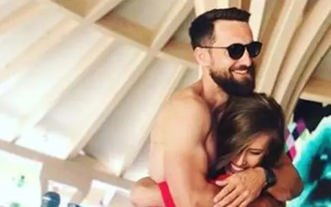 Dani Oțil și iubita au plecat în vacanță. Gabriela Prisacariu a pozat sexy în Italia