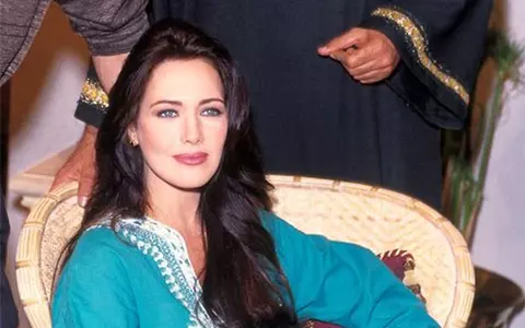 O mai ții minte pe bruneta superbă din ”Fiica Maharajahului”? Hunter Tylo și-a distrus frumusețea de chip cu operațiile estetice. Transformarea este șocantă!
