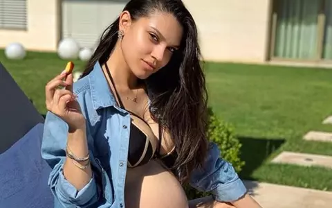 Primele imagini cu Karmen după ce a născut. Care este numele complet al fetiței sale: ”E foarte cuminte și nici nu știe să plângă”