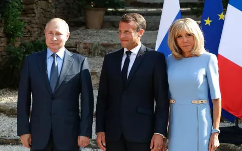 Brigitte Macron, cu mâna bandajată la întâlnirea oficială cu Vladimir Putin! Prima Doamnă a primit un cadou din partea președintelui rus