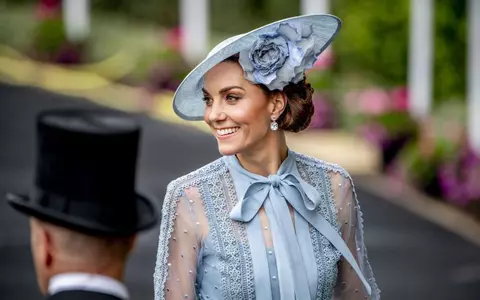 Exerciţiul care o ajută pe Kate Middleton să aibă un abdomen plat, după 3 sarcini. Poţi să-l faci şi tu acasă!