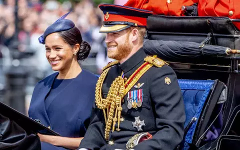Prinţul Harry şi Meghan Markle, atacați de un politician britanic. Ironii dure și pentru regina-mamă: „O băutoare de gin supraponderală”