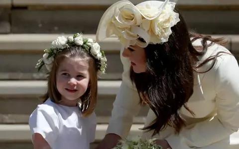 Prinţesa Charlotte a scos limba în faţa unor oameni care îi făceau cu mâna. Cum a reacţionat Kate Middleton
