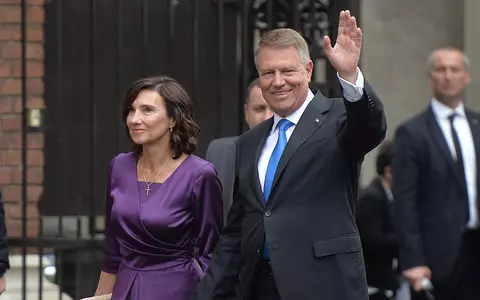 Cum a apărut Carmen Iohannis în America, la recepția organizată de Donald Trump. A purtat rochie albastră și pantofi roz