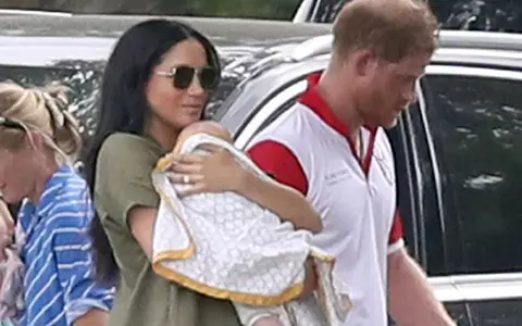 Meghan Markle și Prințul Harry și-au scos fiul în lume. La 4 luni, Archie a mers pentru prima oară la bar!