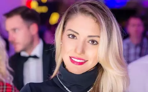 Misty, prima apariție la un eveniment după doi ani. Designerul Adrian Oianu i-a făcut praf ținuta. Artista este foc și pară