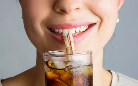 Atenţie, băuturile energizante vă distrug dinții şi gingiile! Care este explicaţia stomatologului şi ce este de făcut