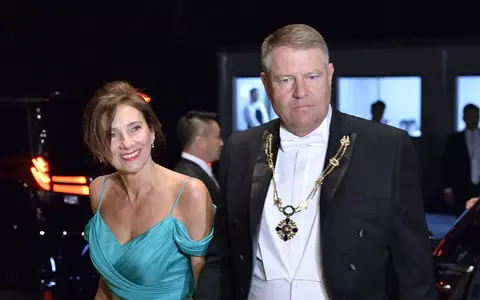 Gafă de proporții?! Președintele Klaus Iohannis a participat la Banchetul Imperial din Japonia cu costumul pătat