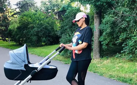 Lavinia Pârva a ieșit la plimbare cu micuțul Alexandru! Ce ținută a îmbrăcat proaspăta mămică