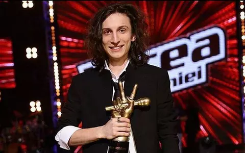 Ce face și cum arată acum Tiberiu Albu, rockerul care a câștigat Vocea României 2014. S-a vopsit blond și are o soție frumoasă de pică!