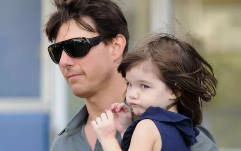 O mai ții minte pe Suri, fetița lui Tom Cruise? La 13 ani, a devenit o domnișoară incredibil de frumoasă