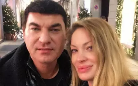Valentina Pelinel, imagine în premieră alături de cei trei copii. Gemenele Indira și Rania parcă sunt două păpuși!