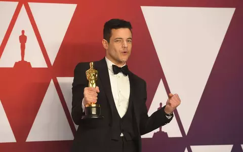 Rami Malek, starul din „Bohemian Rhapsody", autoironie după sărutul cu Daniel Craig: "M-a apucat, m-a ridicat ... Asta mă face o fată Bond?"
