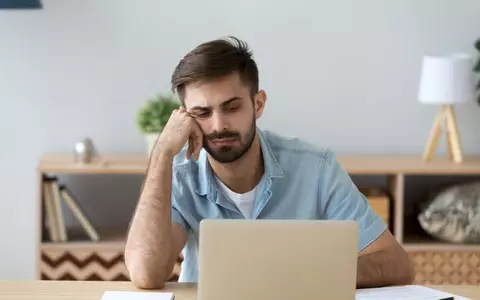 Ai un iubit pesimist? Psihologii te învață cum să te porți cu el