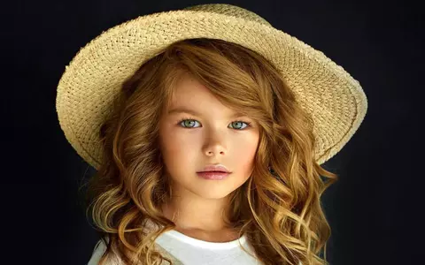 Cine este și cum arată cea mai frumoasă fetiţă din lume! Alina Yakupova (6 ani) are un chip de îngeraş şi oamenii rămân uimiţi când o văd! FOTO