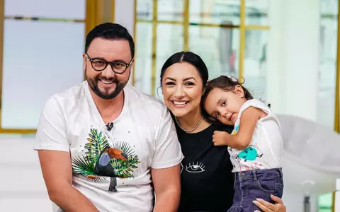 Eva Măruță pozează la 4 ani precum un fotomodel. Și-a asortat rujul cu rochia înflorată și bijuteriile