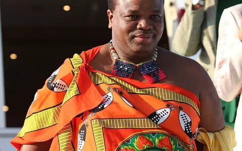 În timp ce supușii săi fac foamea, Regele african Mswati al III-lea a cumpărat 19 mașini Rolls Royce pentru cele 15 soții ale sale!