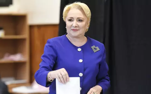 Vă mai amintiți de flacăra violet? Cum a folosit Viorica Dăncilă puterea culorii violet în ziua alegerilor prezidențiale
