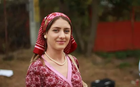 Cine este Andreea Lodba, tânăra care o interpretează pe Aurica, în comedia „Moldovenii”. Nu vei ghici niciodată care este meseria ei de bază!