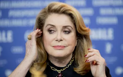 Catherine Deneuve a suferit un accident vascular, dar medicii nu au sărit să îi acorde primul ajutor. Toată lumea credea că joacă un rol!